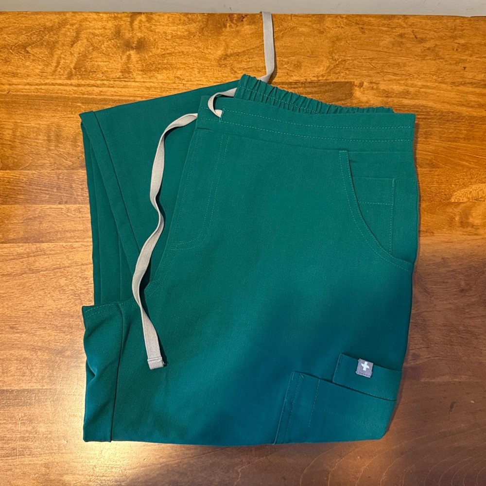 Figs Women's Hunter Green Scrub Panrs